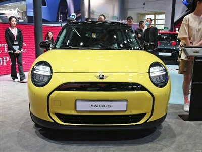 MINI Cooper Electric Poised Do Seoladh 6 Iúil